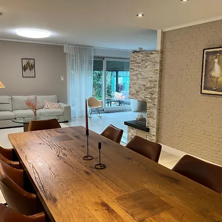 Haus Mit Wintergarten Und Kamin דירה